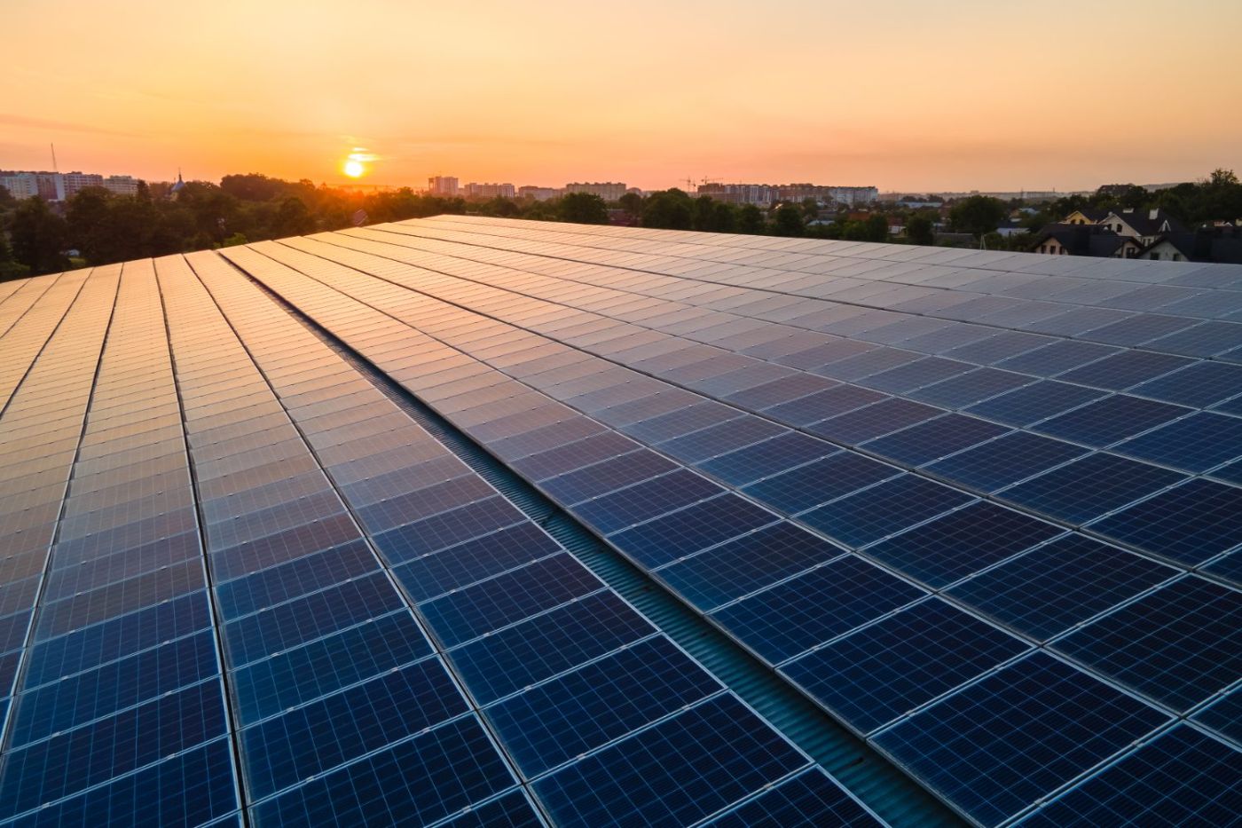 Photovoltaik-Anlage auf einem Dach im Abendlicht